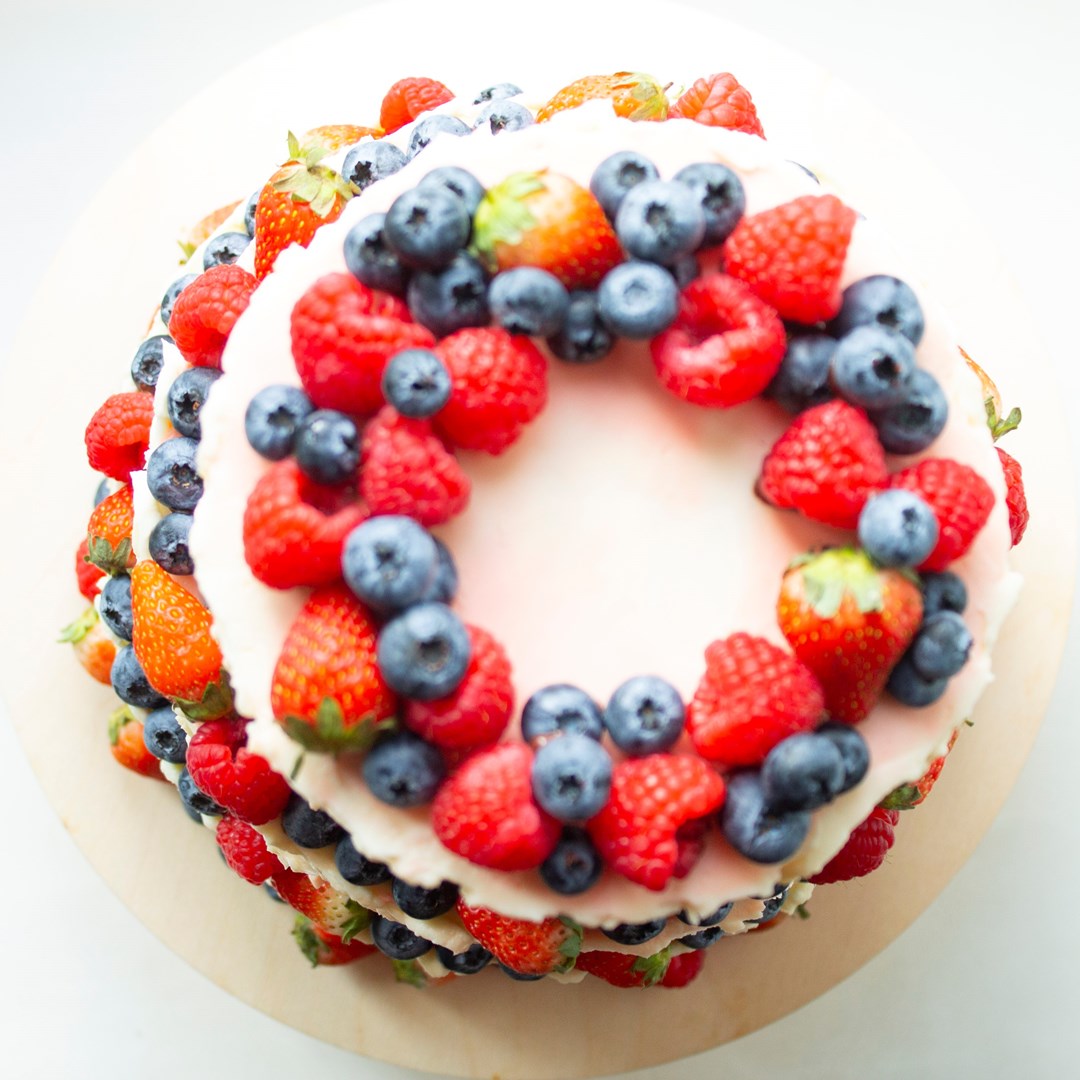 Трехъярусный торт украшенный ягодами