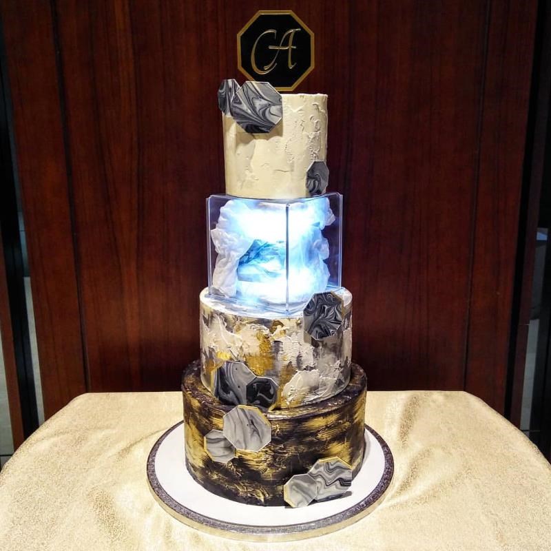 Свадебный торт «Черное Золото» с инициалами молодоженов