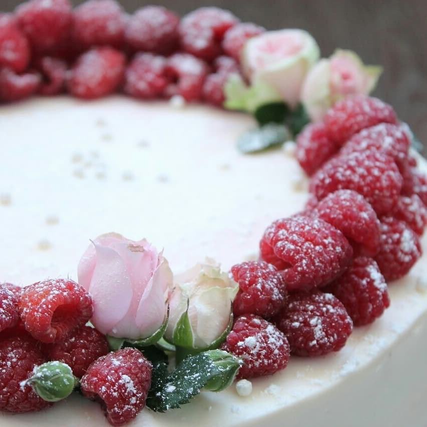Свадебный торт с розами и ягодами