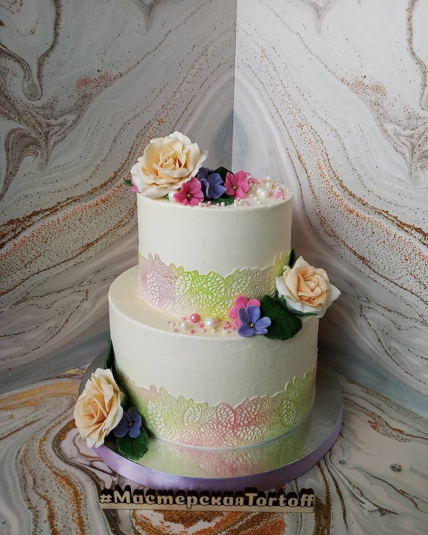 Свадебный торт с цветами из пластичного шоколада