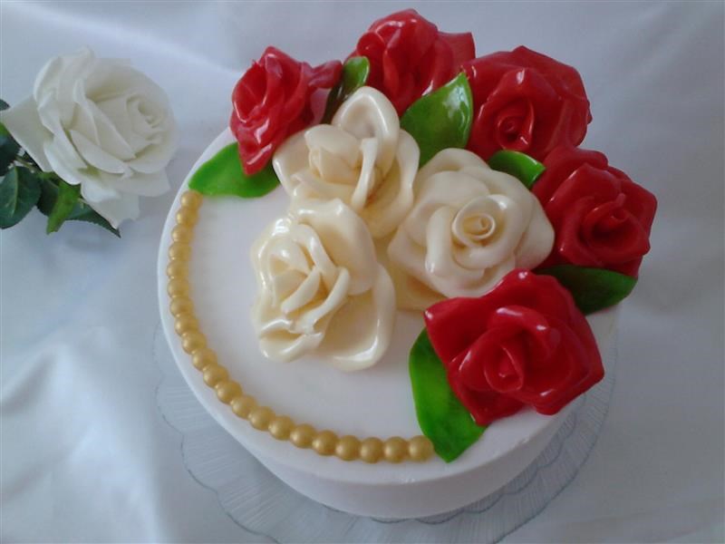 Торт с карамельными розами