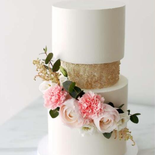 Свадебный (трехъярусный) торт со сложной конструкцией и живыми цветами