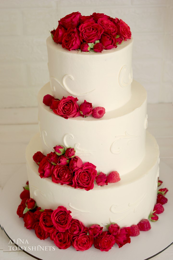 Свадебный торт с розами и малиной
