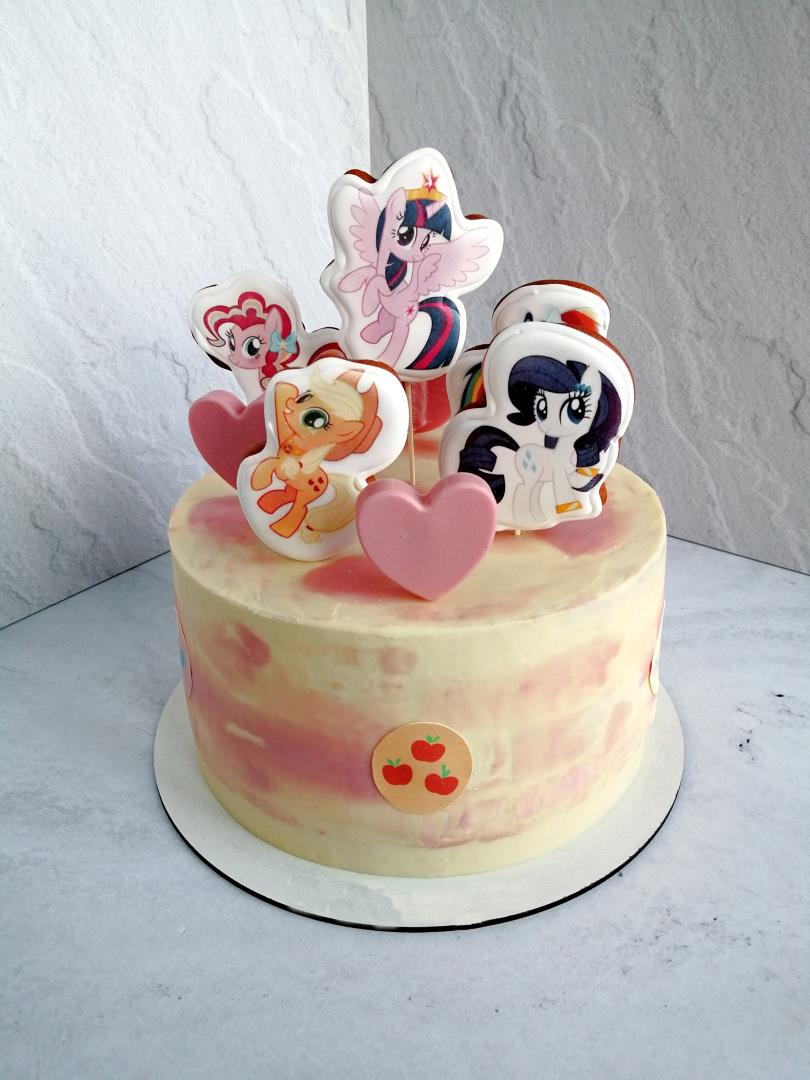 Торт "Ягодный" для девочки на день рождения с пряничным декором.