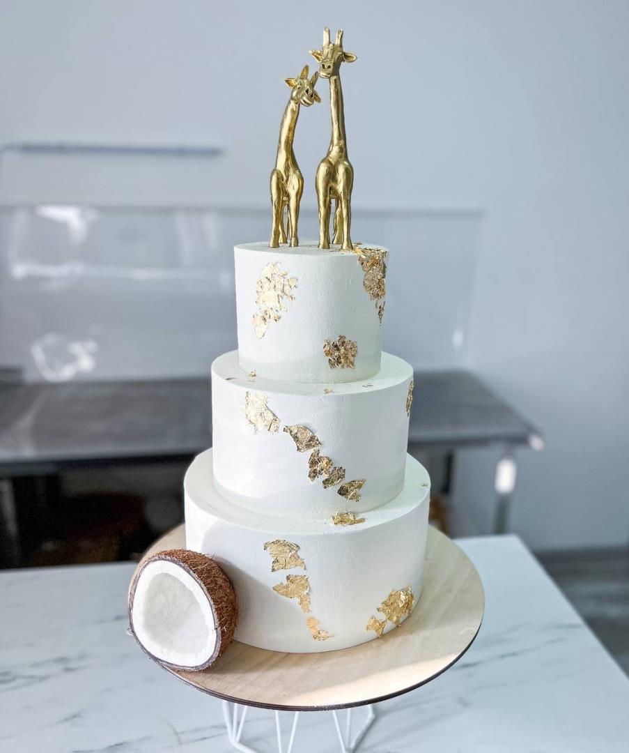 Свадебный торт с мастичными жирафами