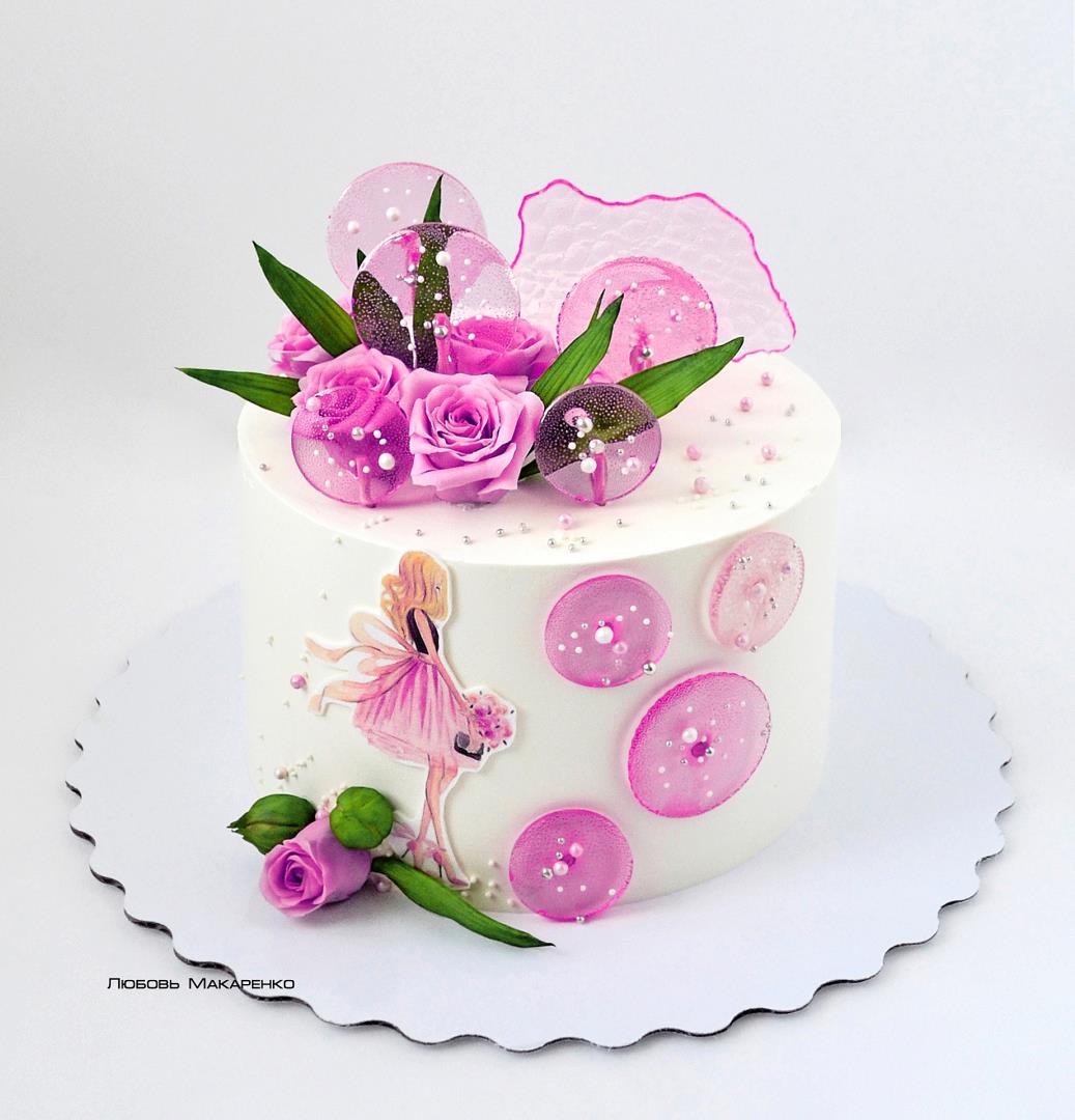 Кремовый торт с цветами из мастики и леденцами.