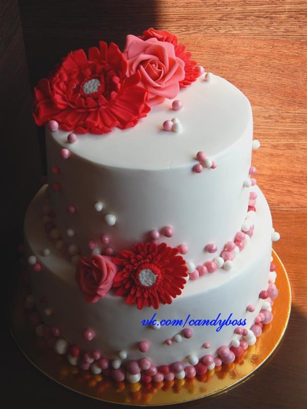 Свадебный торт с розами и герберой.