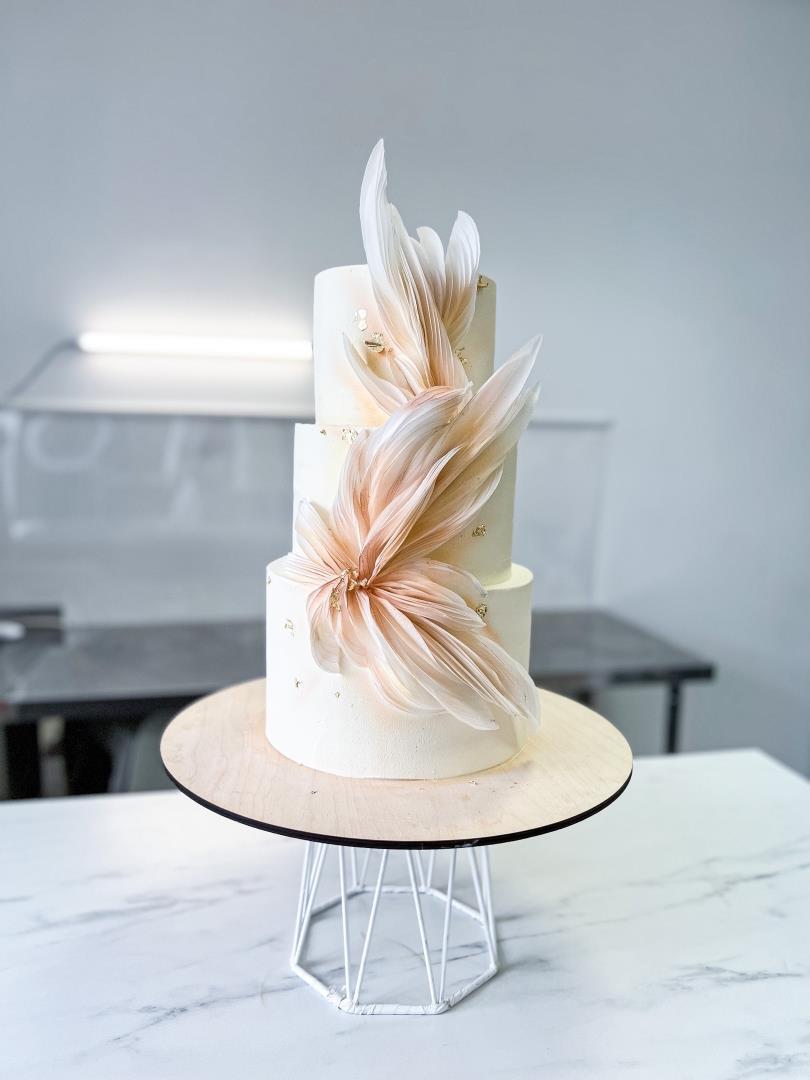Свадебный торт с вафельными оригами