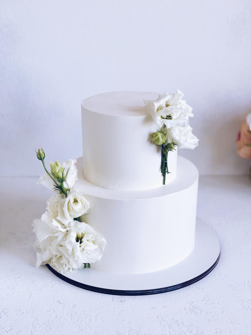 Свадебный торт с цветами эустомы