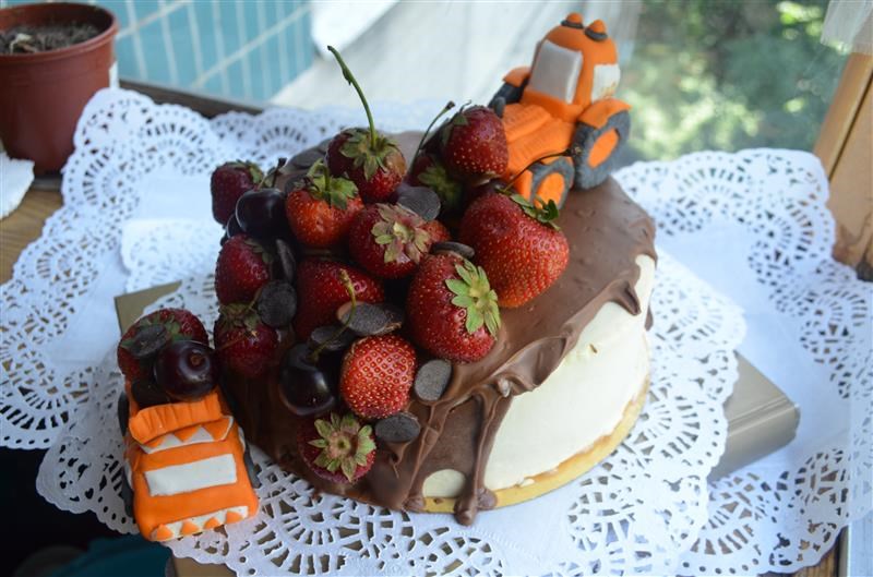 Торт строителю с ягодами
