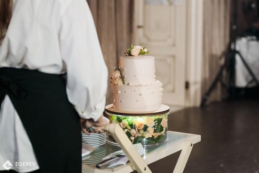 Свадебный торт с акриловым постаментом и подсветкой