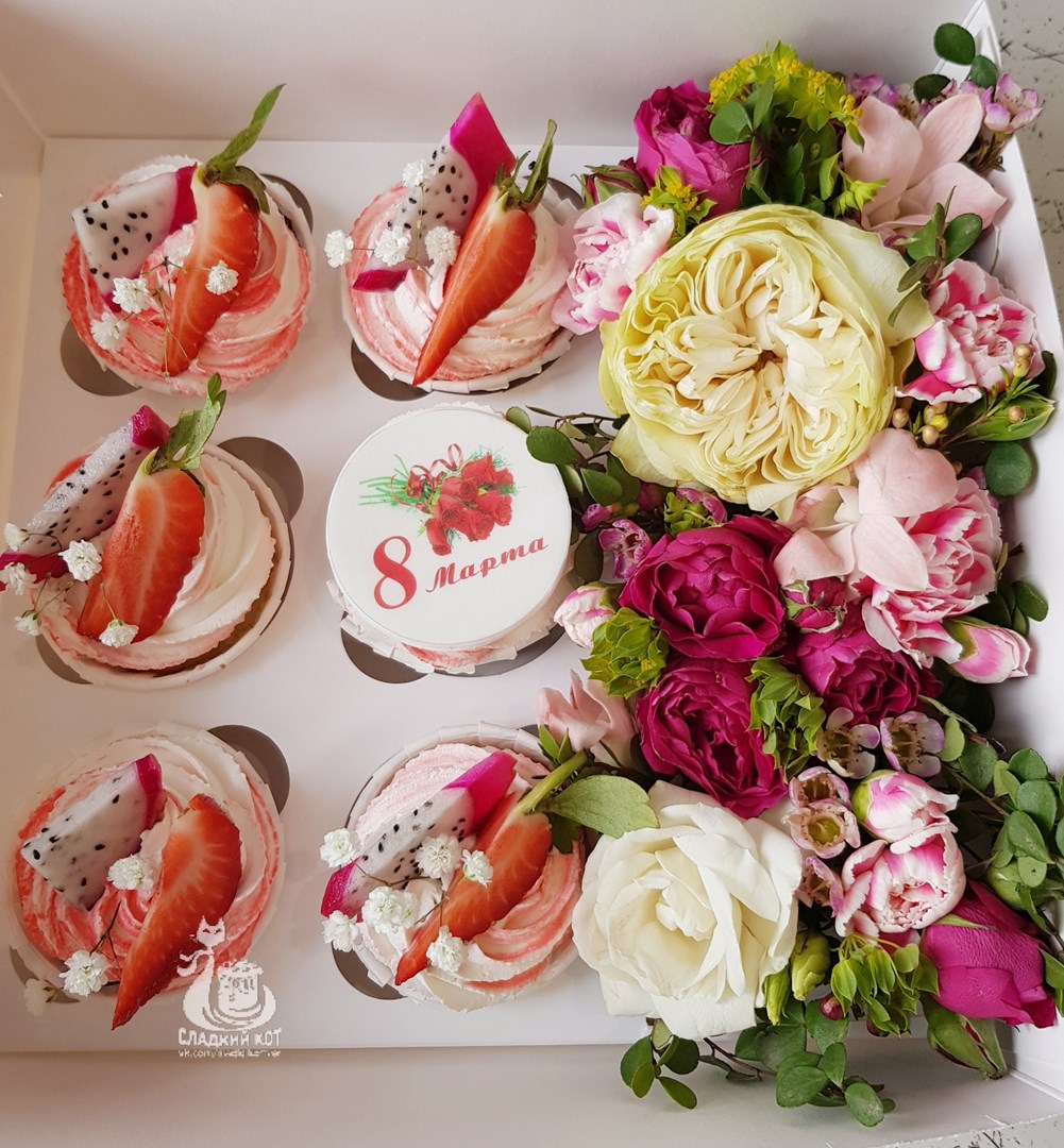 Подарочный набор капкейков с цветочной композицией