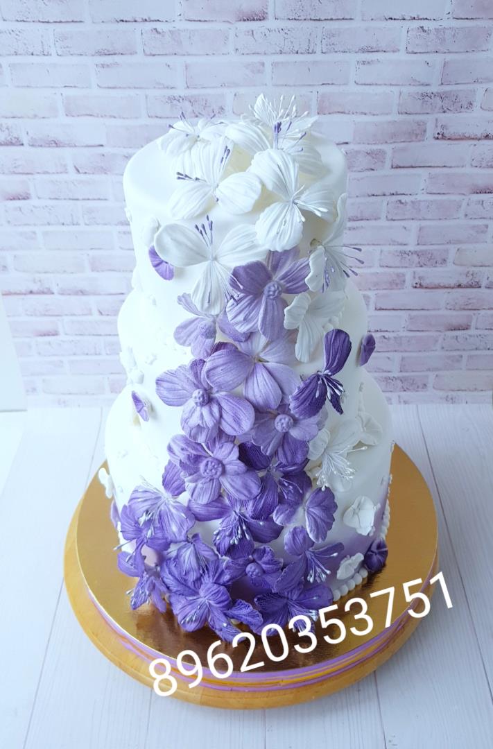 Свадебный торт сиреневый с цветами.