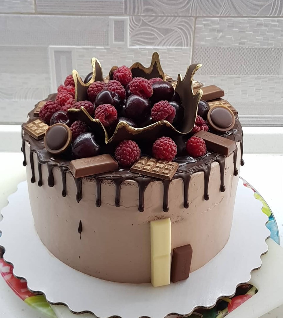 Торт к юбилею с шоколадной вазой.