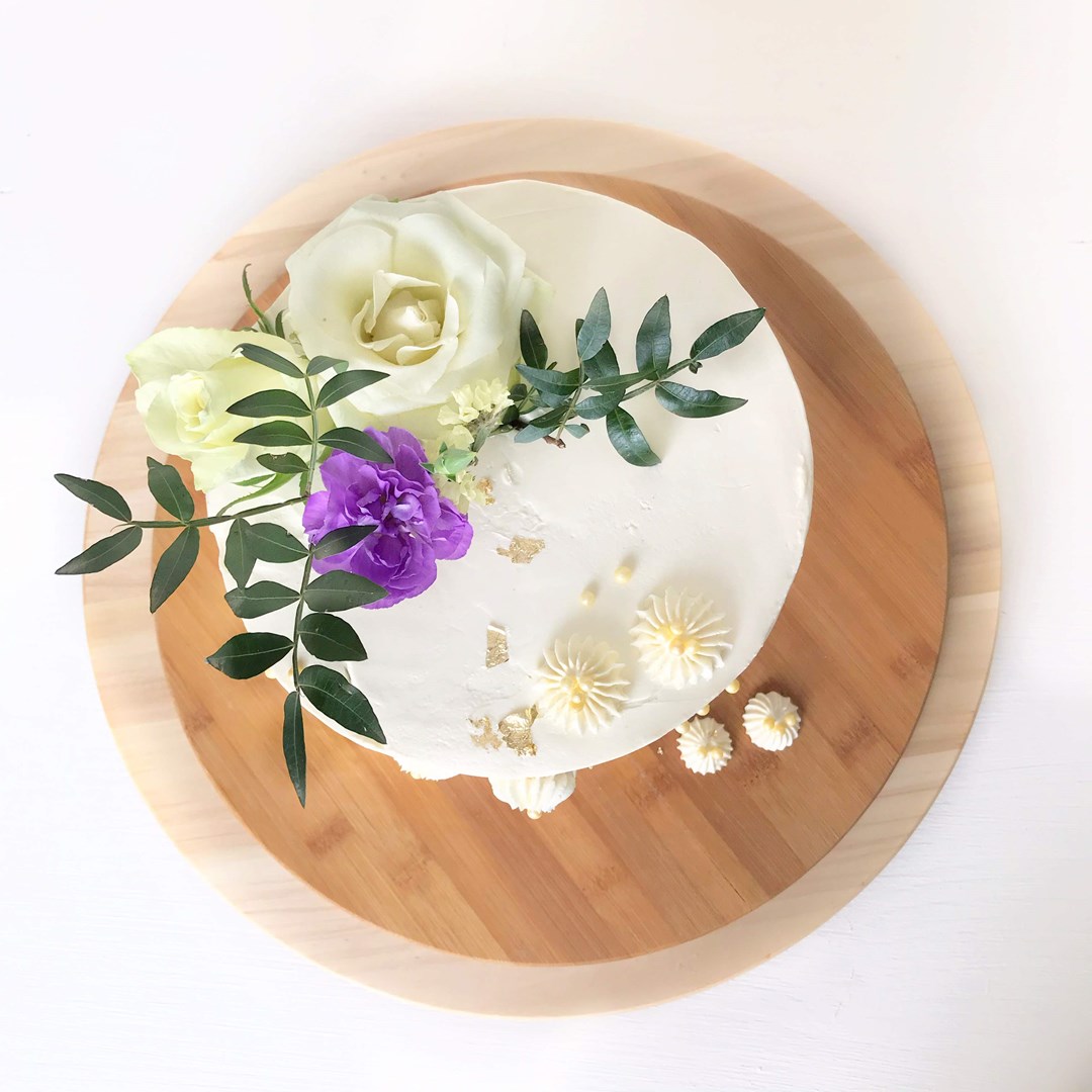 свадебный торт с живыми цветами