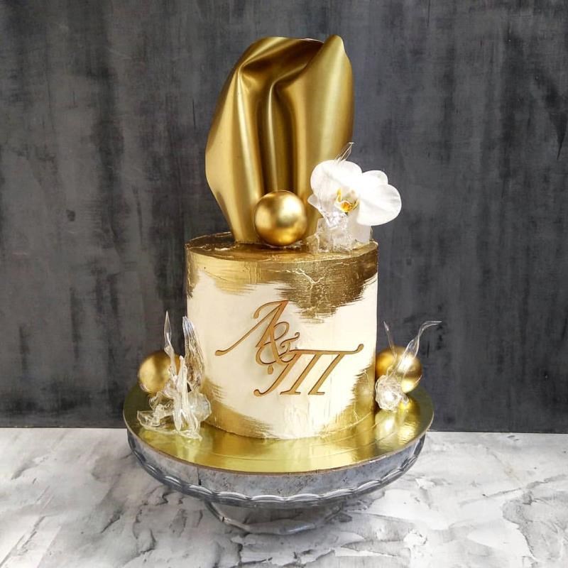 Торт на годовщину в золотых и белых оттенках