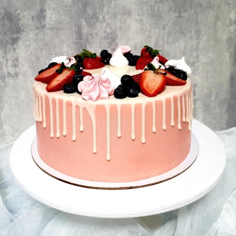 Торт с украшением из ягод