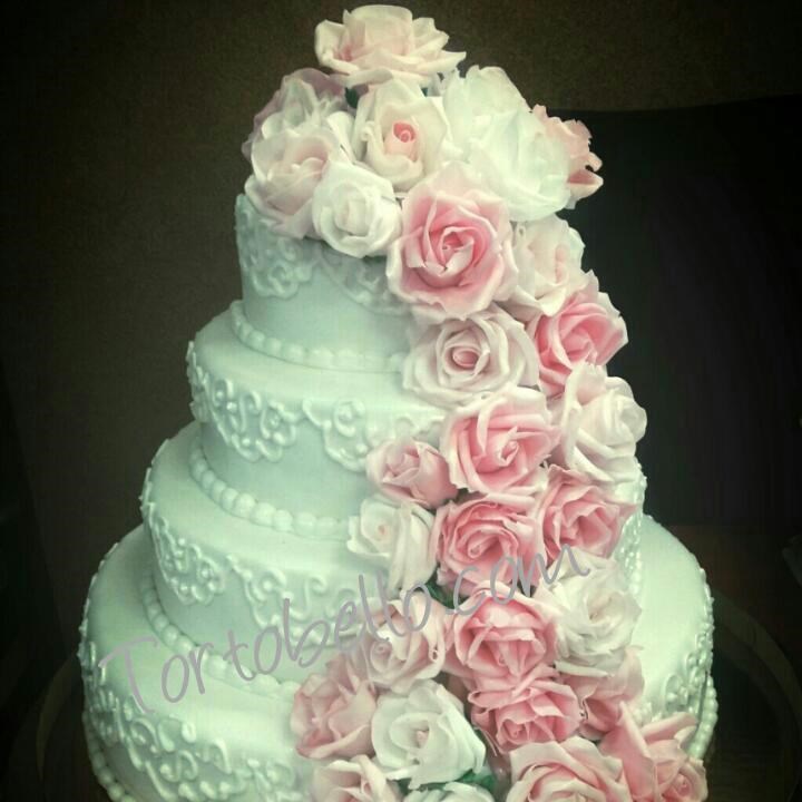 Белый свадебный торт с розами
