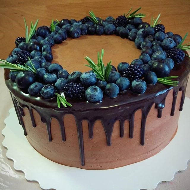 Торт с ягодами шоколадными подтёками