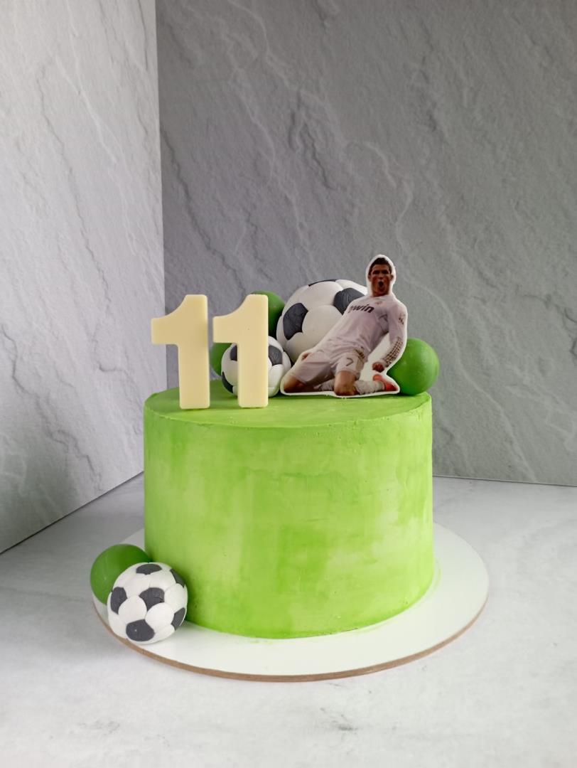 Бисквитный торт "Красный бархат" для мальчика на День рождения