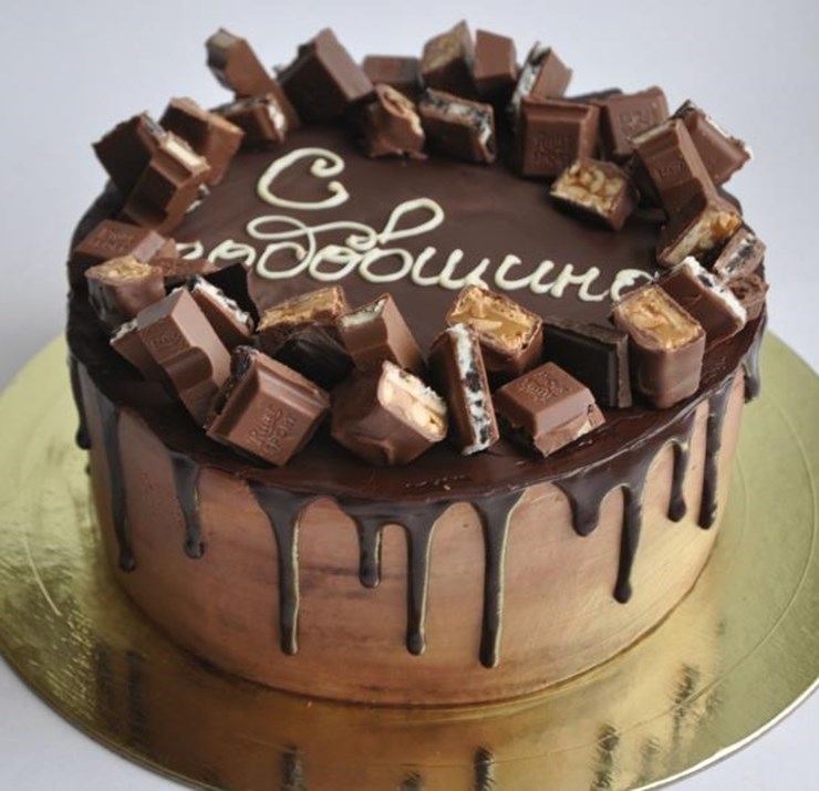 Торт  с шоколадными подтёками и декором из шоколада.