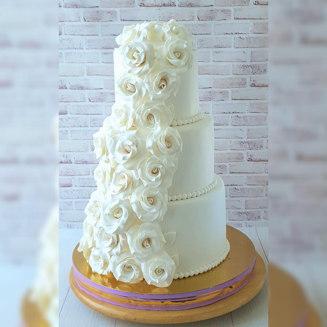 Свадебный торт  с белыми розами.