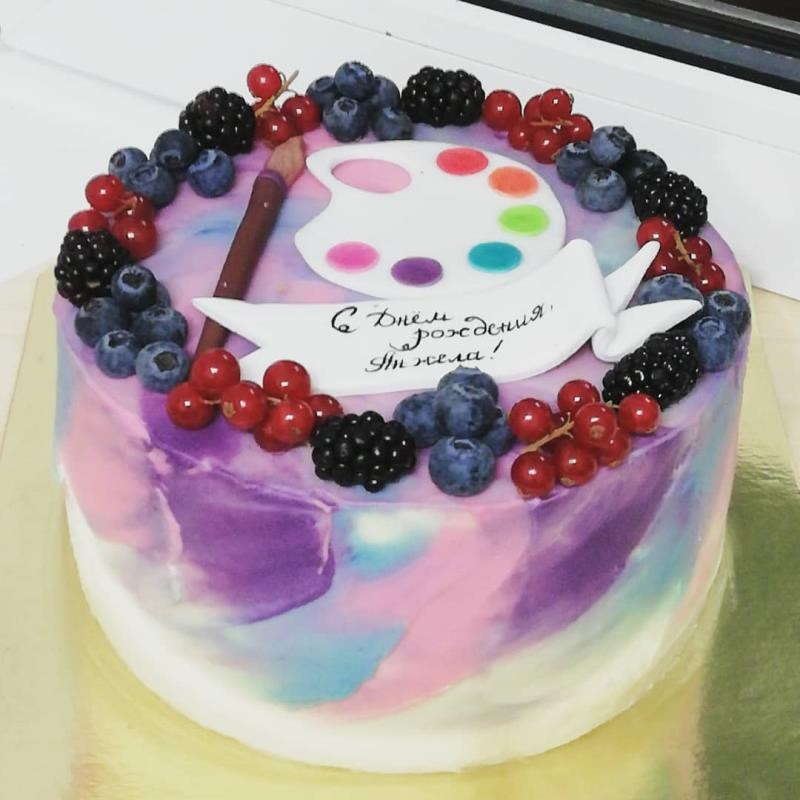 Торт на день рождения с акварельными мазками и свежими ягодами!