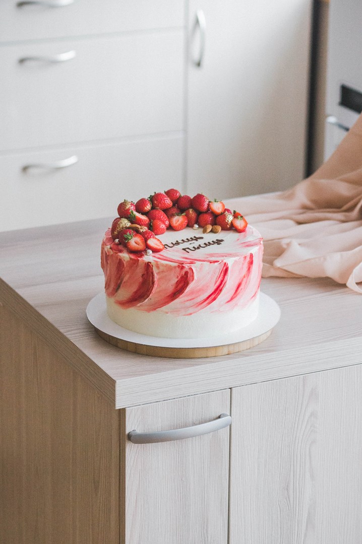 Классический торт с ягодным оформлением