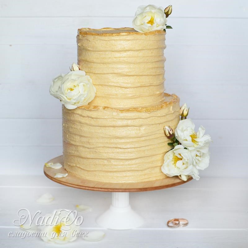 Торт свадебный с живыми цветами
