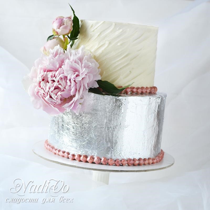 Свадебный торт с живыми  цветами