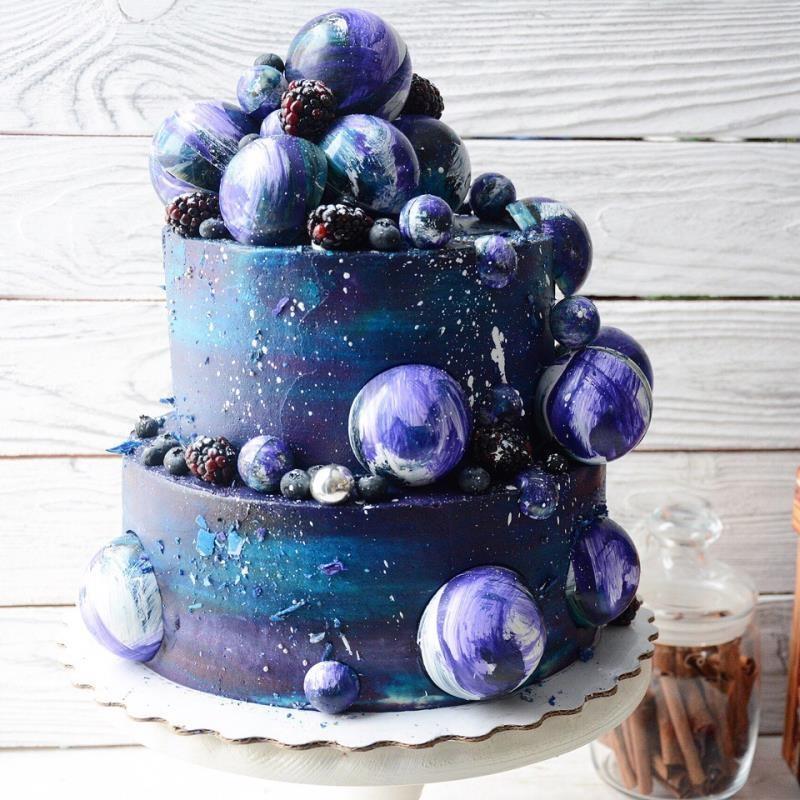 Космический торт с шоколадными шарами