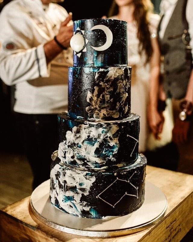 Черный свадебный торт «Луна»