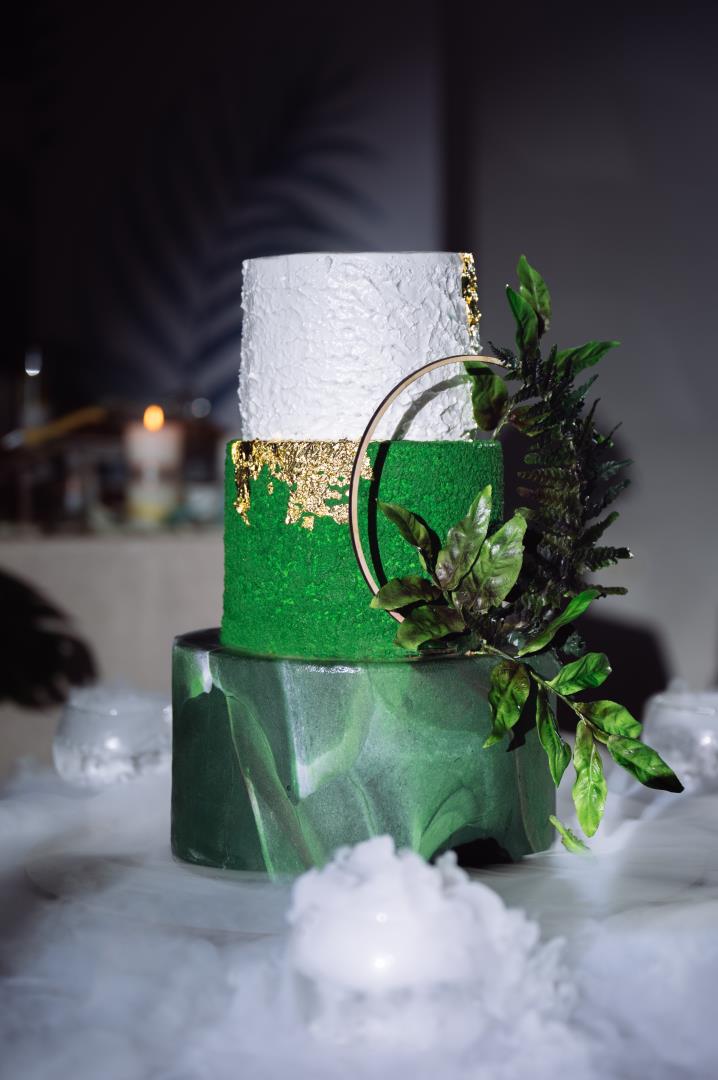 Свадебный торт с элементами мрамора и шоколадного велюра