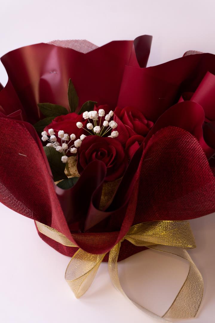 Бенто-Медовик с красными розами из сахарной мастики — 14 см, 800 г